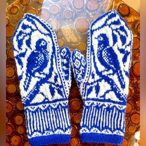 Blue and White Bird Pattern Mittens
Hand Knit 
100 % wool
One of a kind